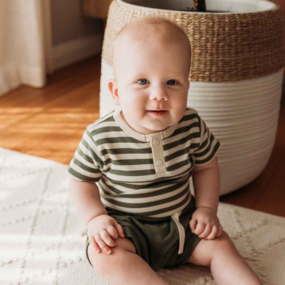 Baby-Kurzarmbody - Olive stripes