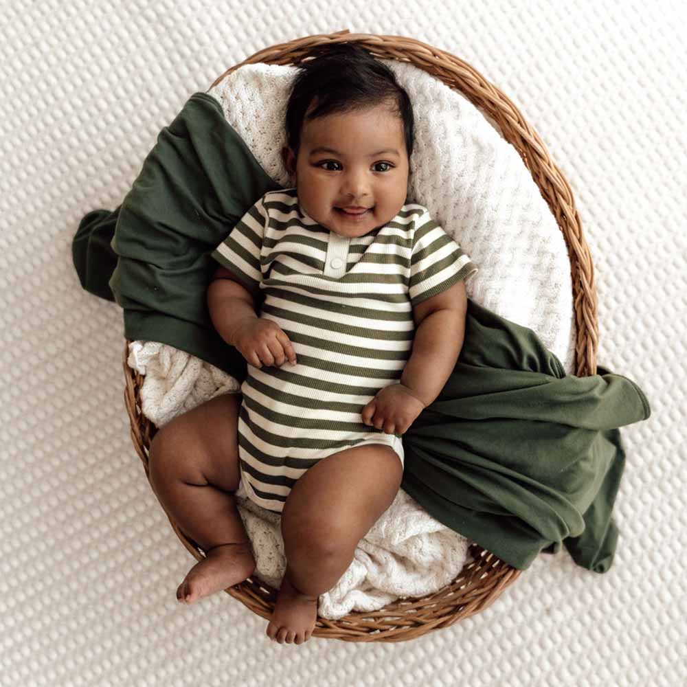 Baby-Kurzarmbody - Olive stripes